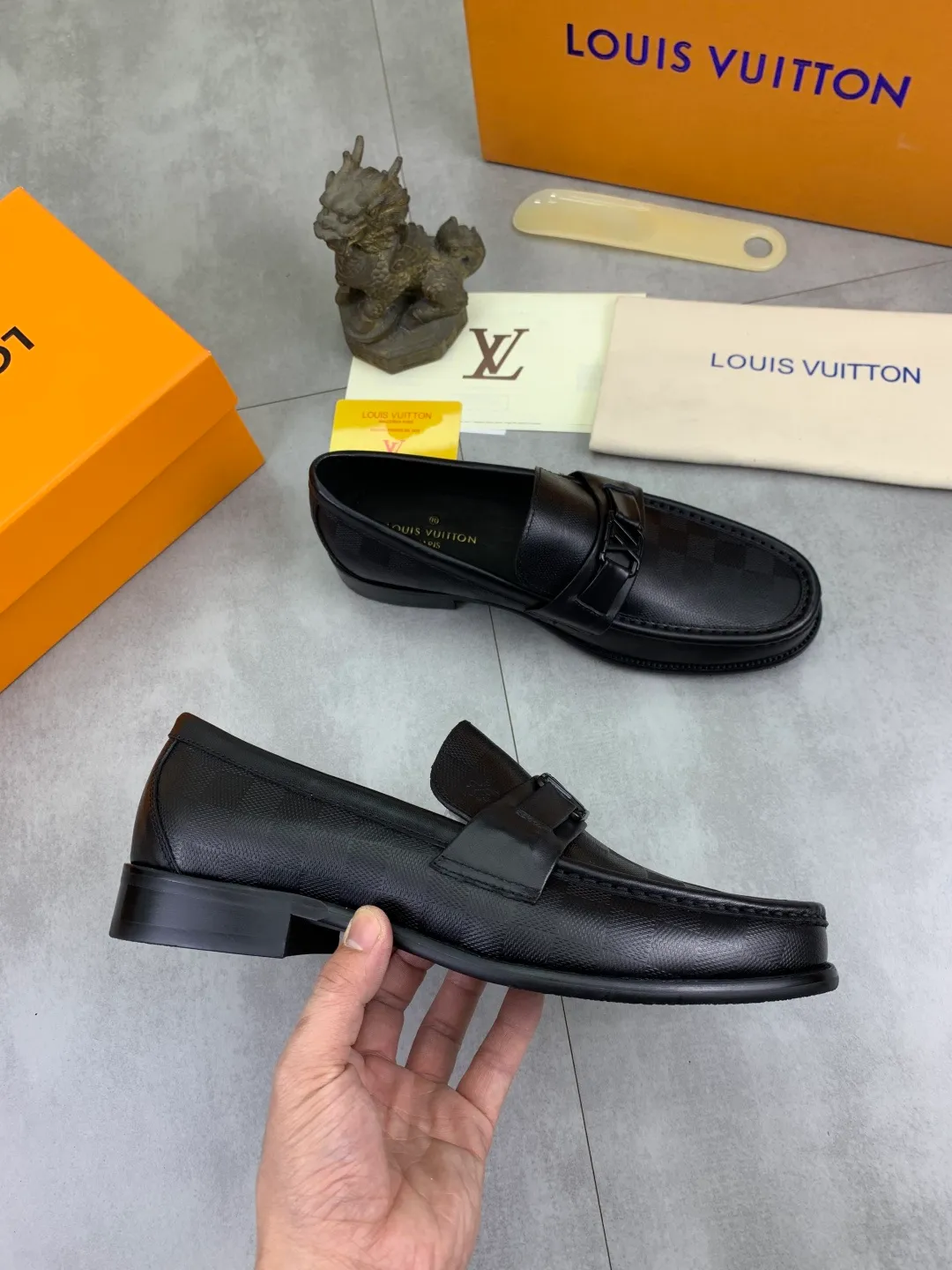 Men's men's shoes 💰P520 New style 💶[LOUIS VUITTON] Water-dyed Niuli Original order New style 🍀LV Louis Vuitton *——Top version of LV classic leather shoes! Made of imported original calfskin, original leather side strips and wear-resistant high-end rubber outsole! High quality products! Color: Black optional Size: 39-44 (45 customized)